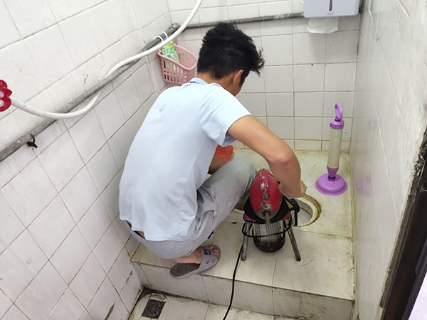 拜泉管道堵塞冒臭气 专业师傅现场解决问题